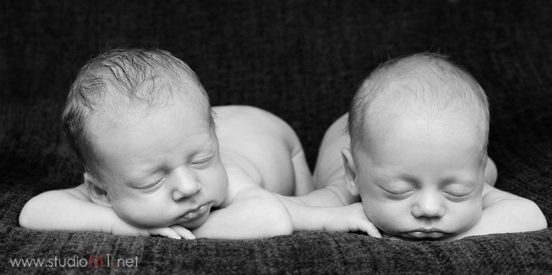 Studio M1; sesja zdjęciowa bliźniaków noworodków